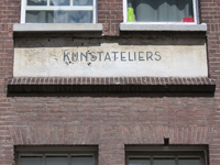 844243 Afbeelding van de geschilderde buitenreclame 'Kunstateliers' (N.V. Rembrandt - Utrecht), op de voorgevel van het ...
